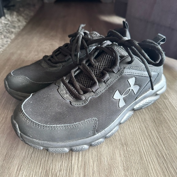 Black Under Armour Running Shoes - Picture 1 of 4